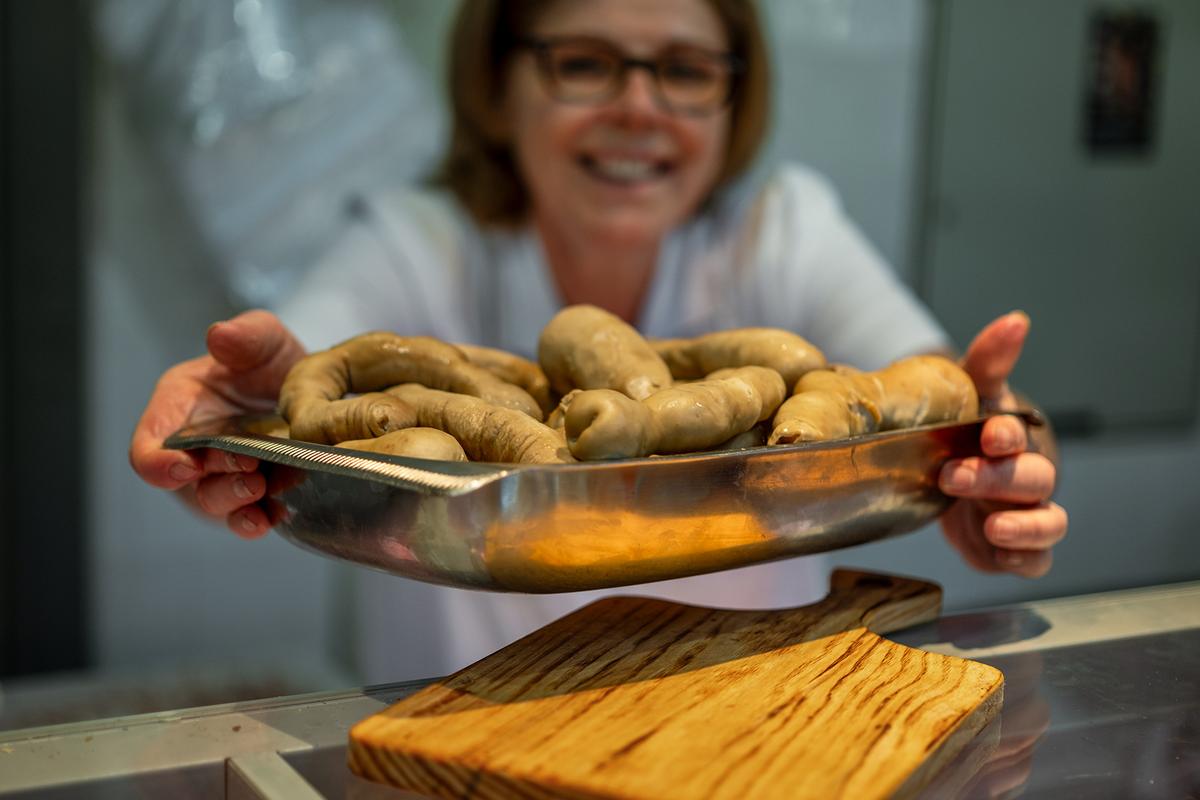 Foto comerciante de tripas enfarinhadas